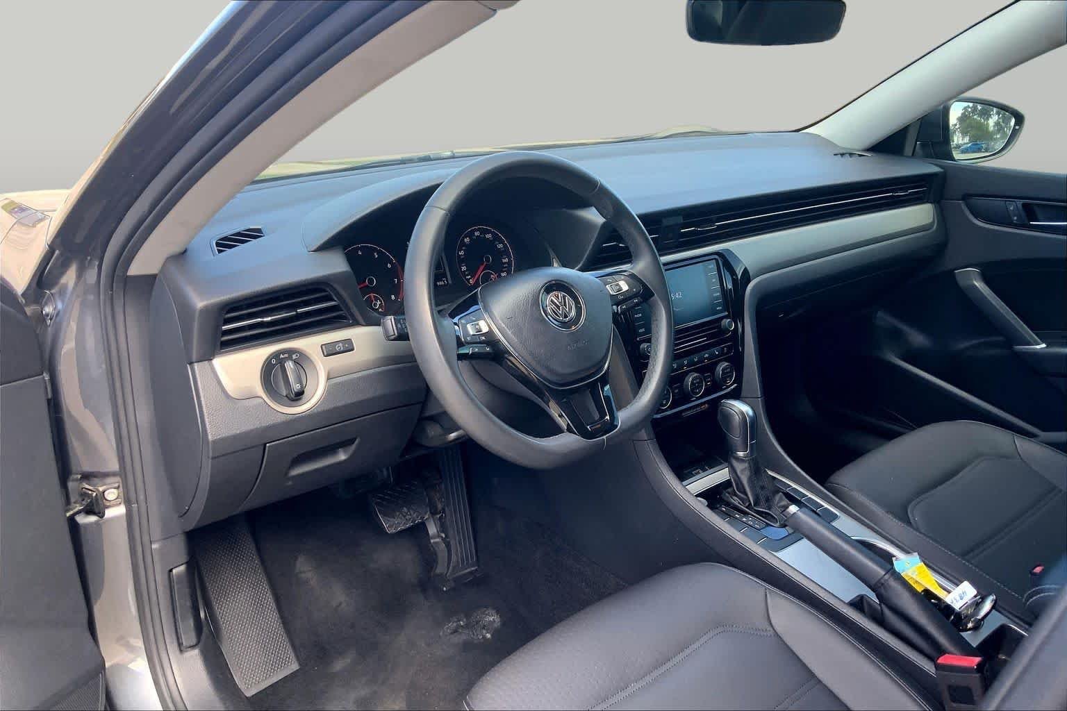 Used 2021 Platinum Gray Metallic Volkswagen 2.0T SE image 17