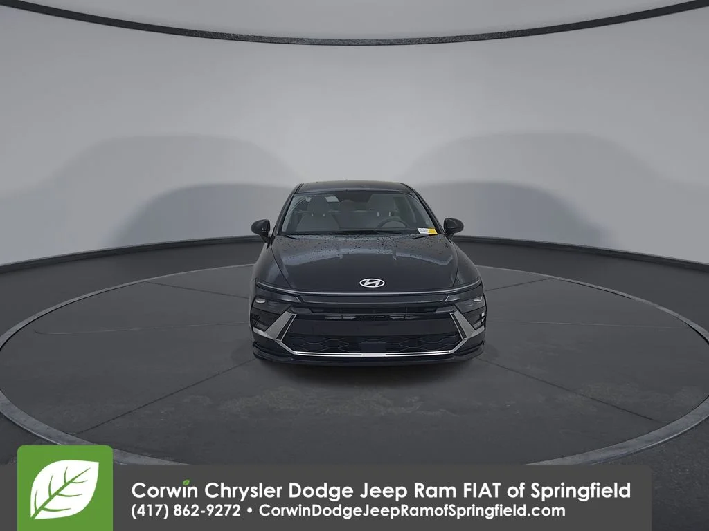 Used 2025 Black Hyundai SEL image 5