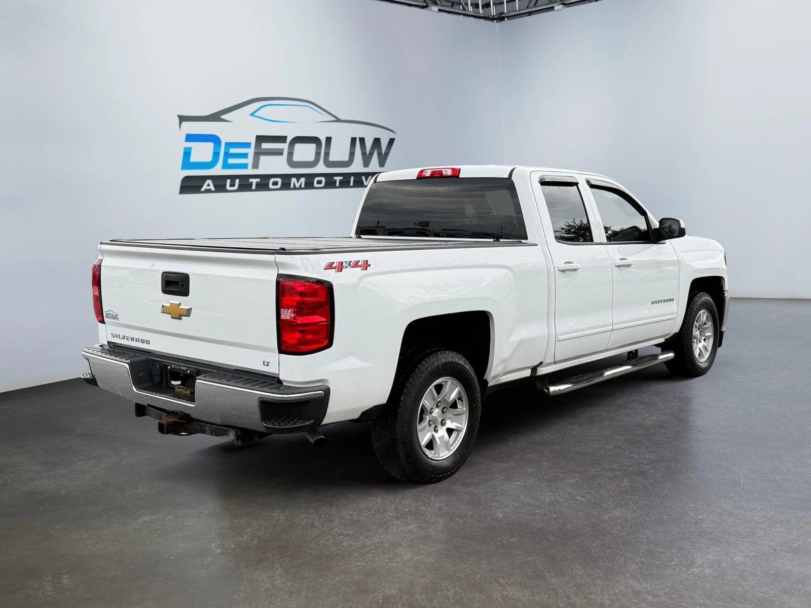 Used 2018 Summit White Chevrolet LT image 3