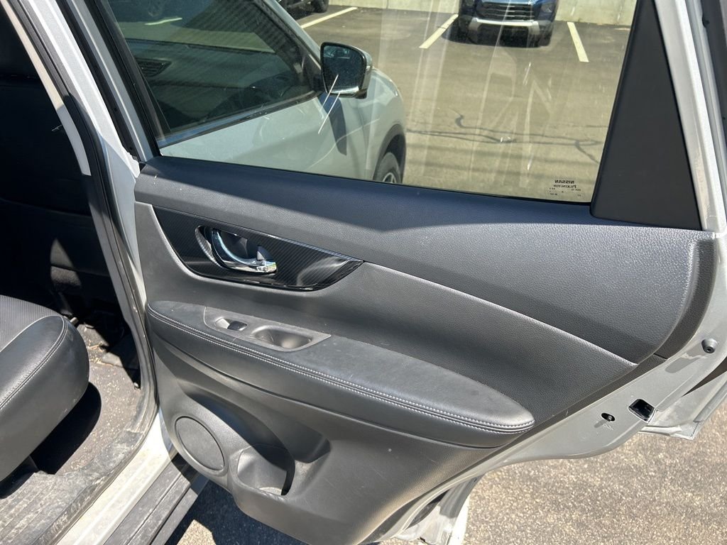 Used 2019 Silver Nissan SL image 13