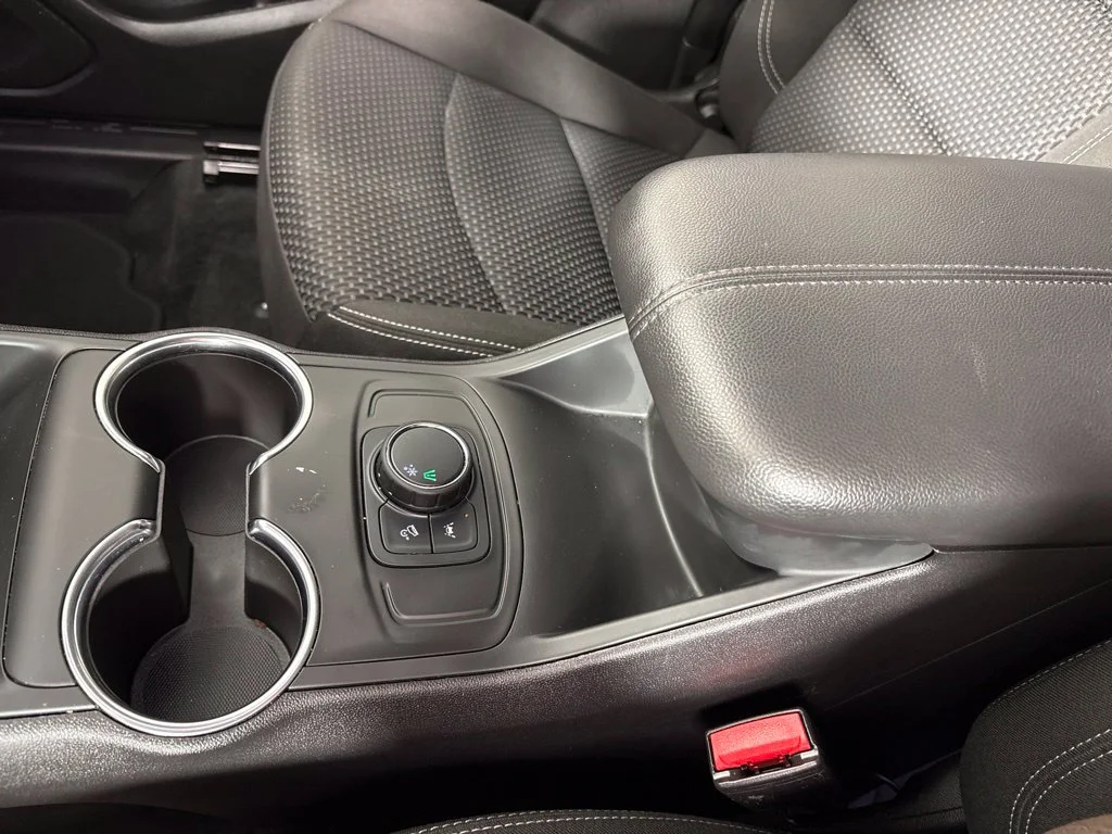 Used 2024 White GMC SLE image 37