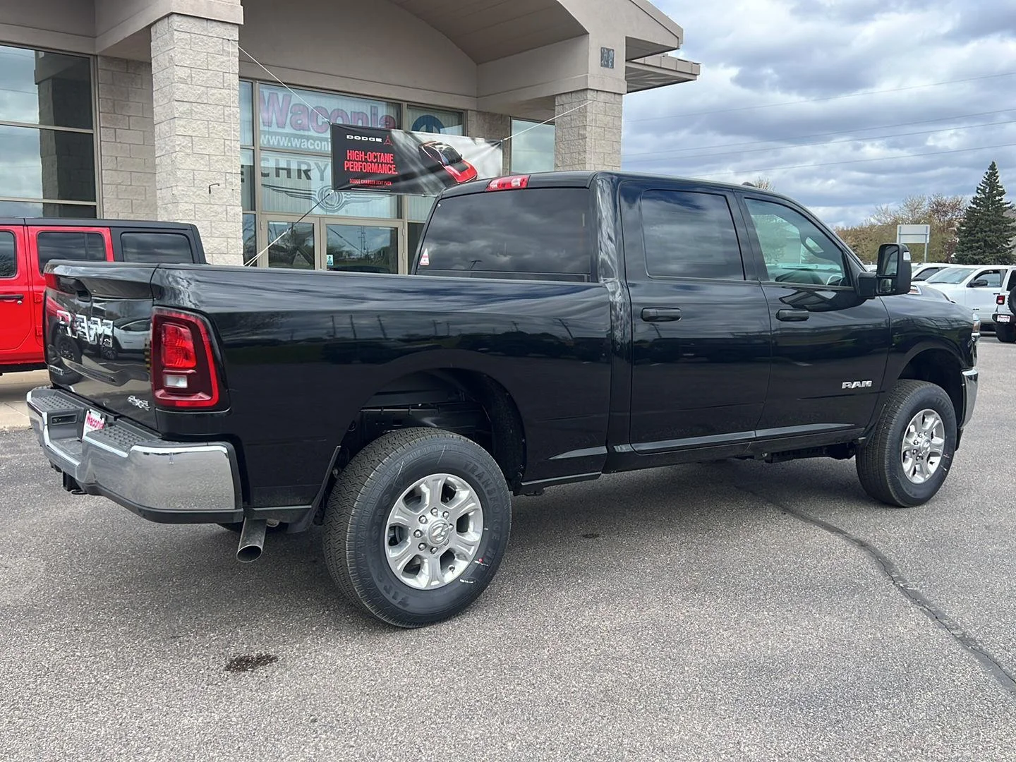 New 2026 Diamond Black Crystal Pearl-Coat Exterior Paint RAM Big Horn image 7