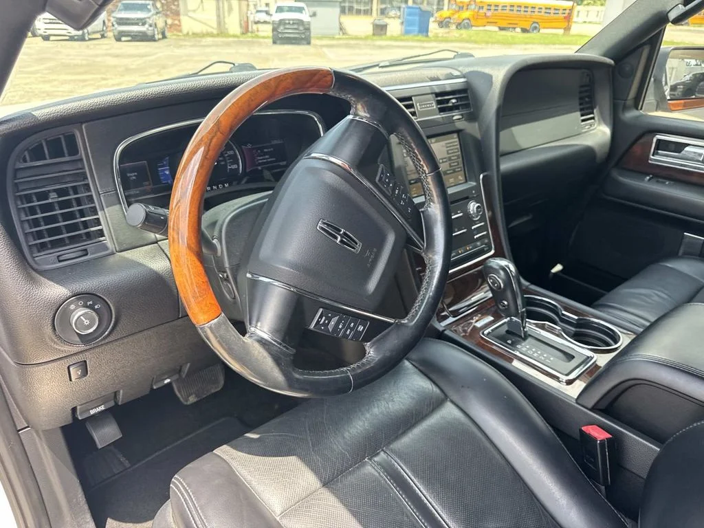 Used 2017 White Lincoln Select image 40