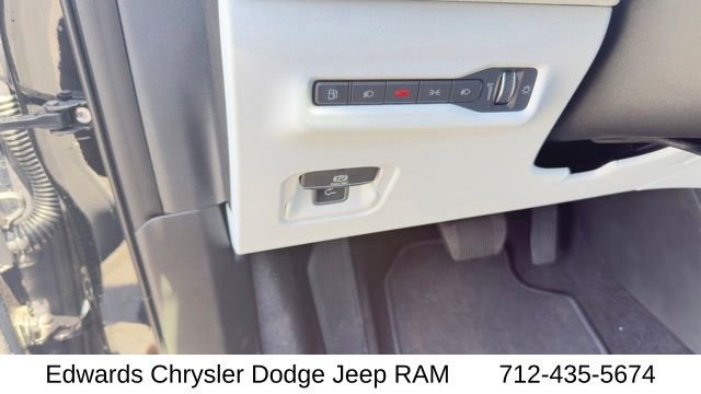 New 2026 Diamond Black Crystal Pearlcoat Jeep Laredo image 15