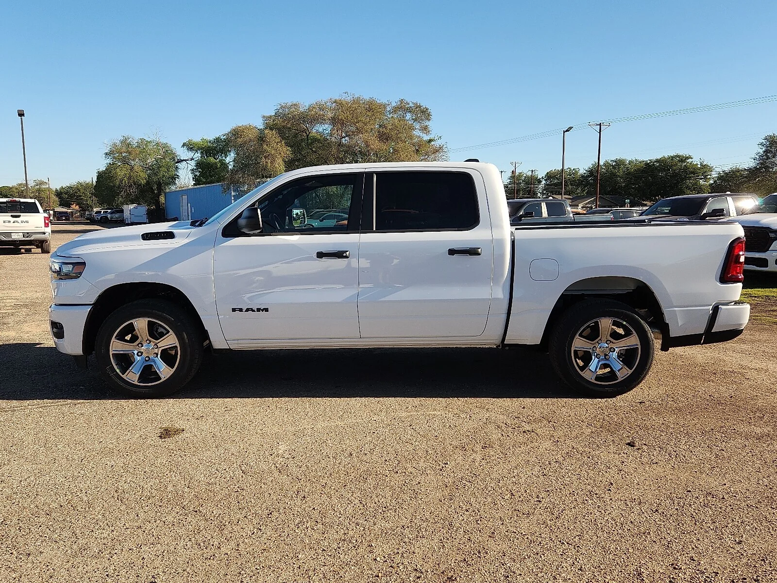 New 2027 PW7 Bright Whit Ram TRADESMAN CREW CAB 4X2 image 2