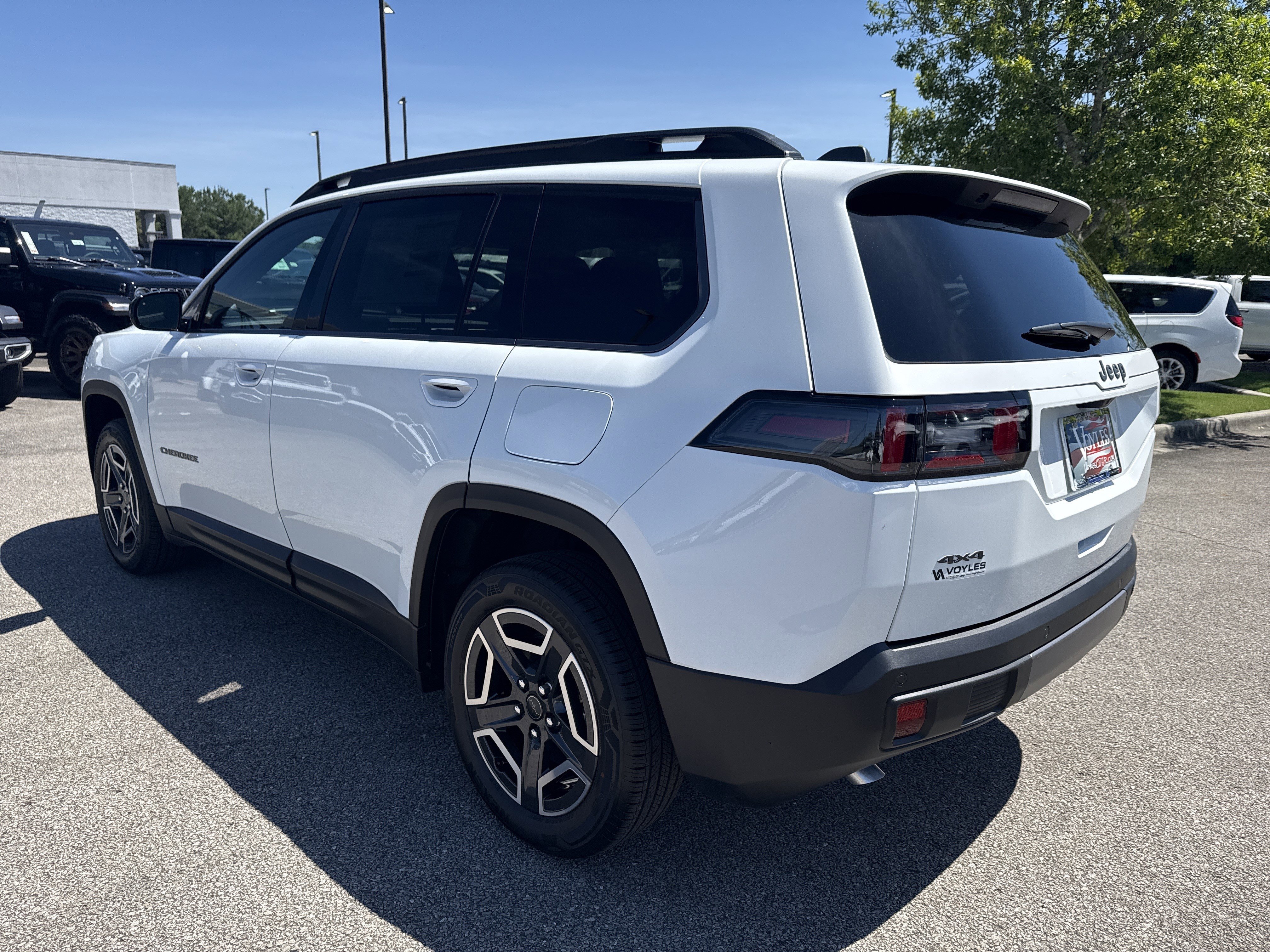New 2026 Bright White Clear-Coat Exterior Paint Jeep Laredo image 5