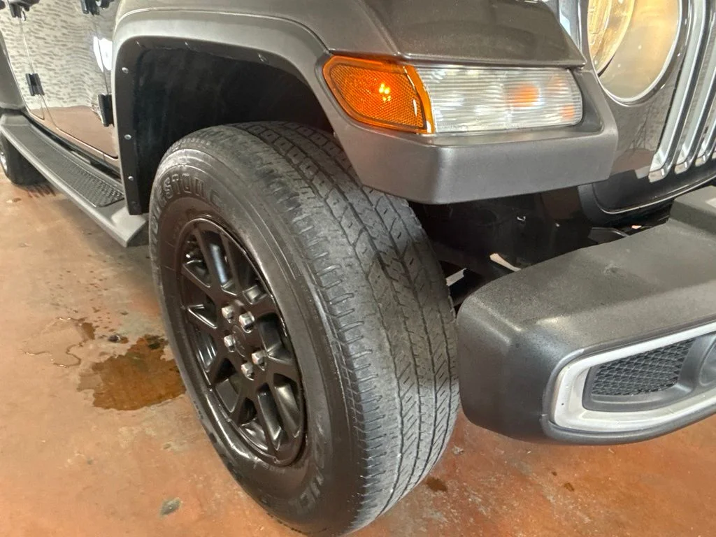 Used 2023 Granite Crystal Metallic Clearcoat Jeep Overland image 9