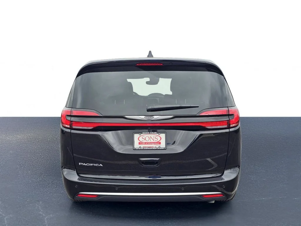 New 2026 Diamond Black Crystal Pearl-Coat Exterior Paint Chrysler Select image 10