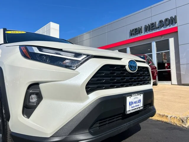 Used 2022 White Toyota XLE Premium image 4