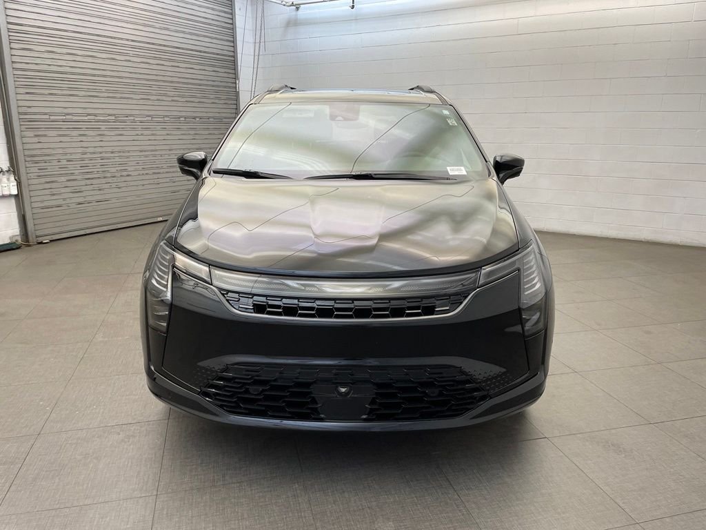 New 2027 Diamond Black Crystal Pearl-Coat Exterior Paint Chrysler Limited image 6