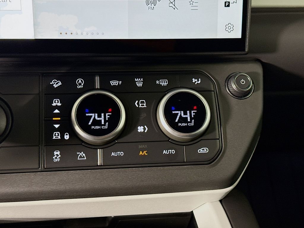 New 2026 Woolstone Green Land Rover X-Dynamic SE image 15