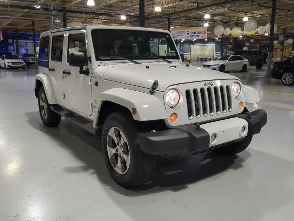 Used 2016 White Jeep Unlimited Sahara image 5