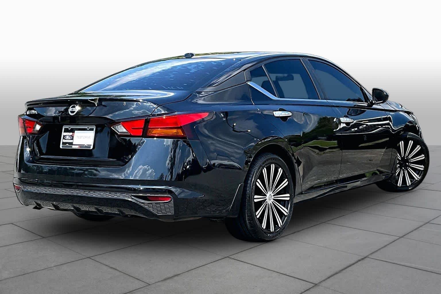 Used 2020 Super Black Nissan 2.5 S image 13
