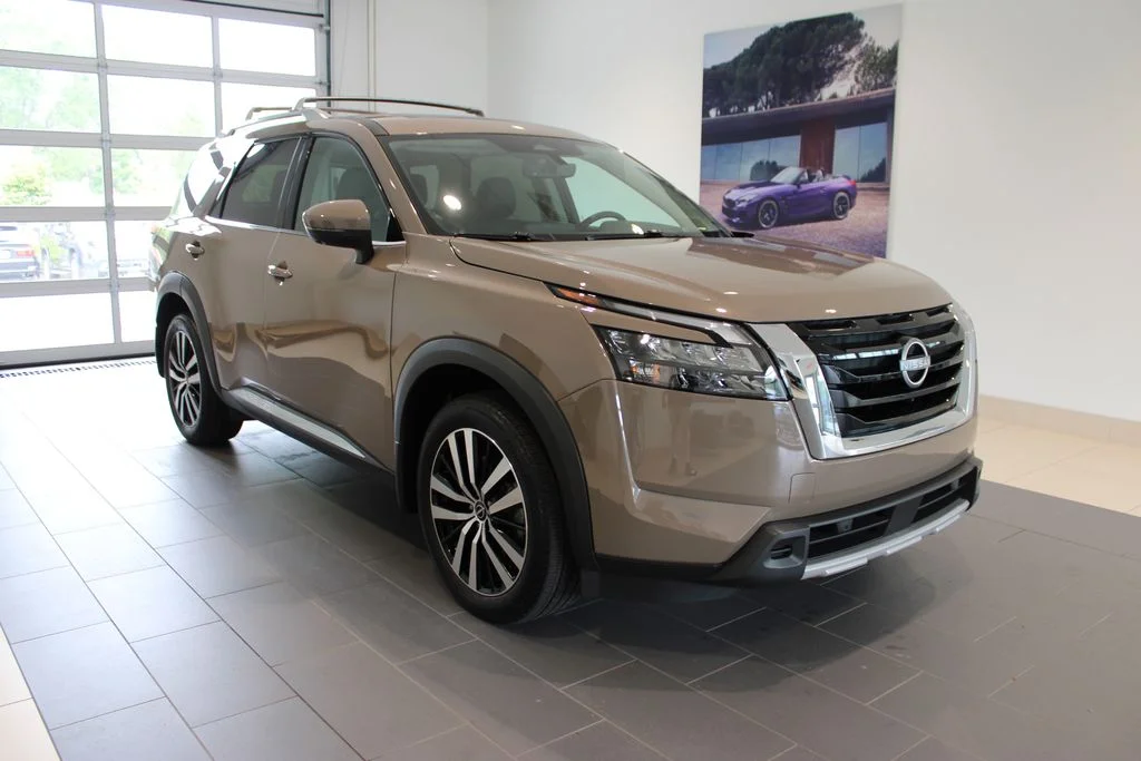 Used 2025  Nissan Platinum image 2