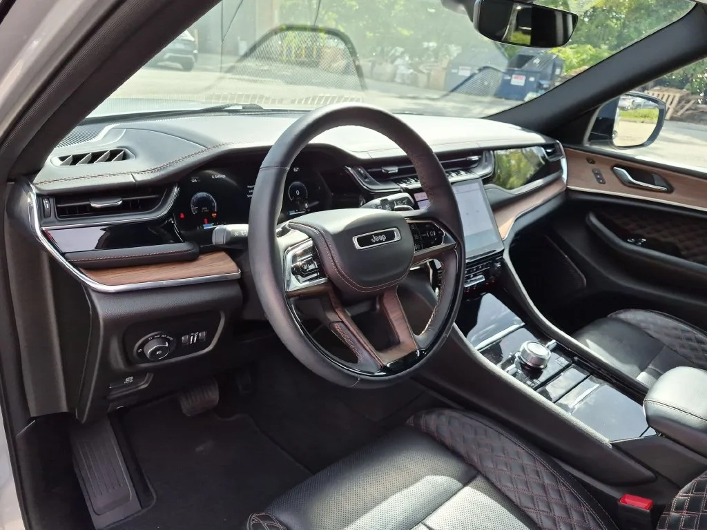 Used 2024 Silver Jeep Summit image 17