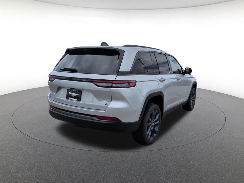 New 2026 Silver Zynith Exterior Paint Jeep  image 4