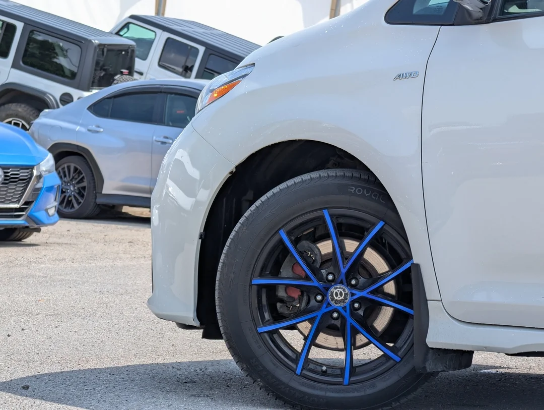 Used 2020 White Toyota XLE - - AWD - 3.5L V6 - Adaptive Cruise Control - Forward Collision Warning & More! image 9