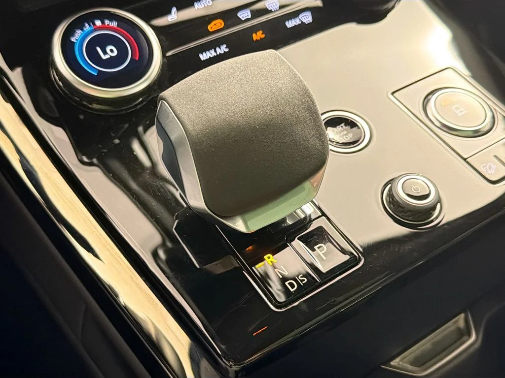 Used 2023 Fuji White Land Rover SE Dynamic image 17