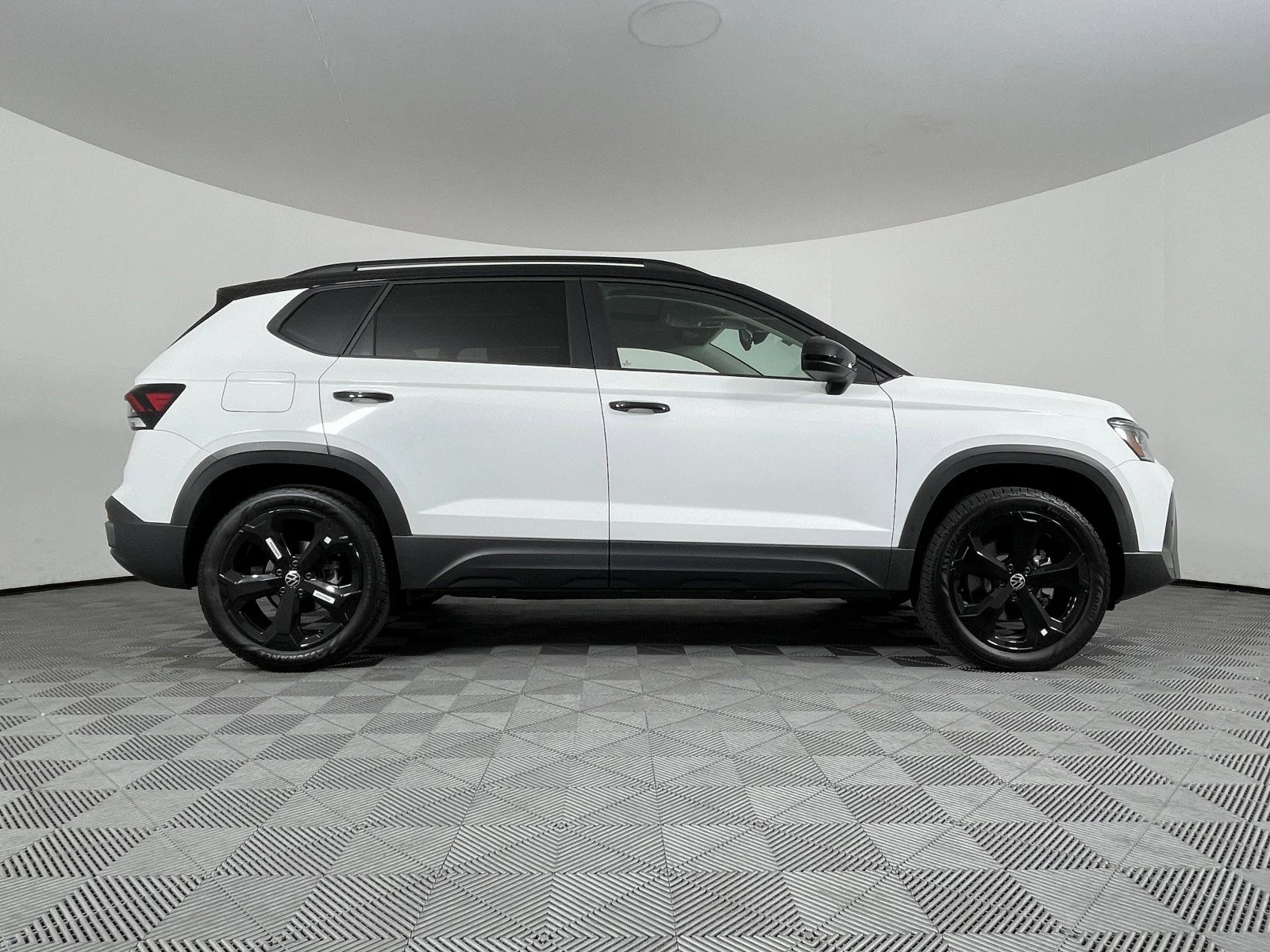 2025 Volkswagen Taos SE Black - Photo 18