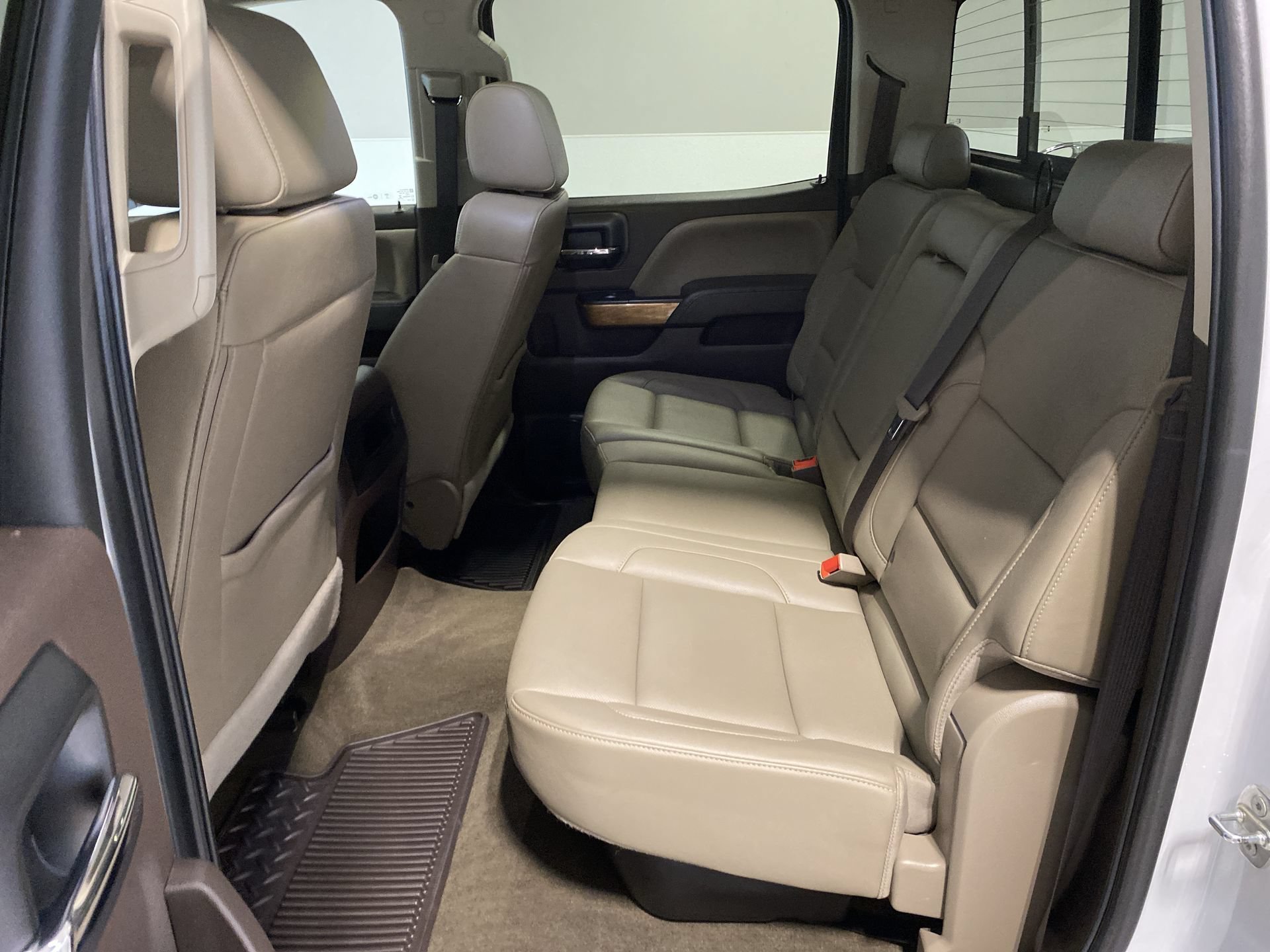 Used 2017 IRIDESCENT PEARL TRICOAT Chevrolet LTZ image 23