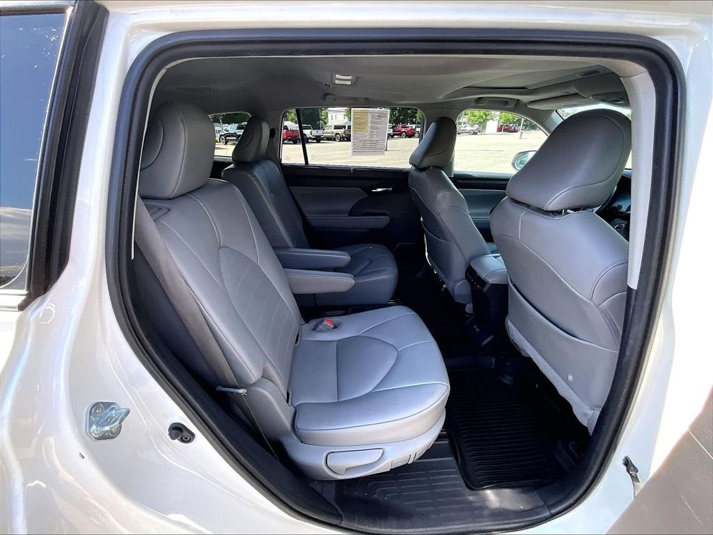 Used 2021 White Toyota XLE image 16