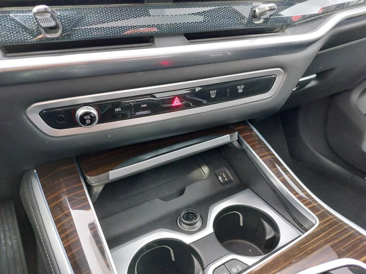 Used 2024 White BMW xDrive40i Sports Activity Vehicle image 20