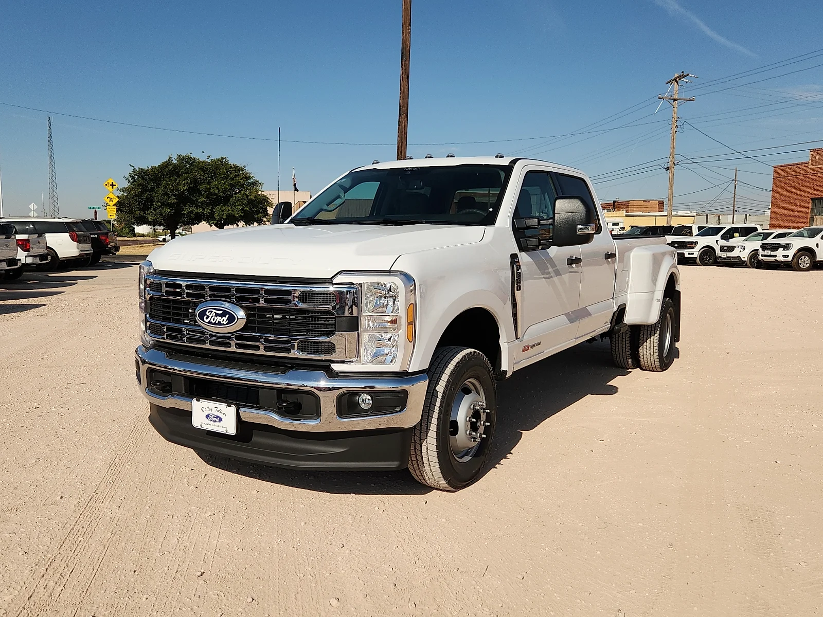 New 2027 Oxford White Ford XLT image 3