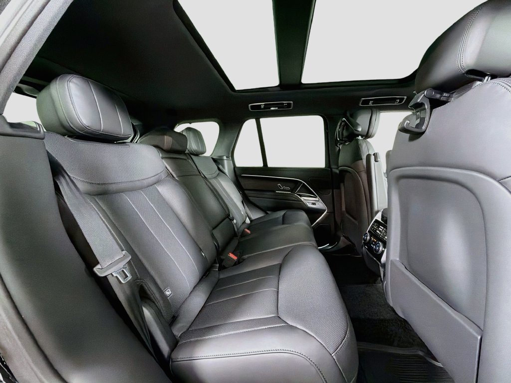 New 2027 Santorini Black Land Rover SE image 29