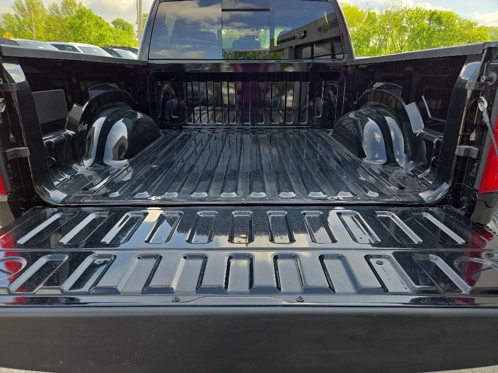 New 2026 Diamond Black Crystal Pearl-Coat Exterior Paint RAM Tradesman image 24