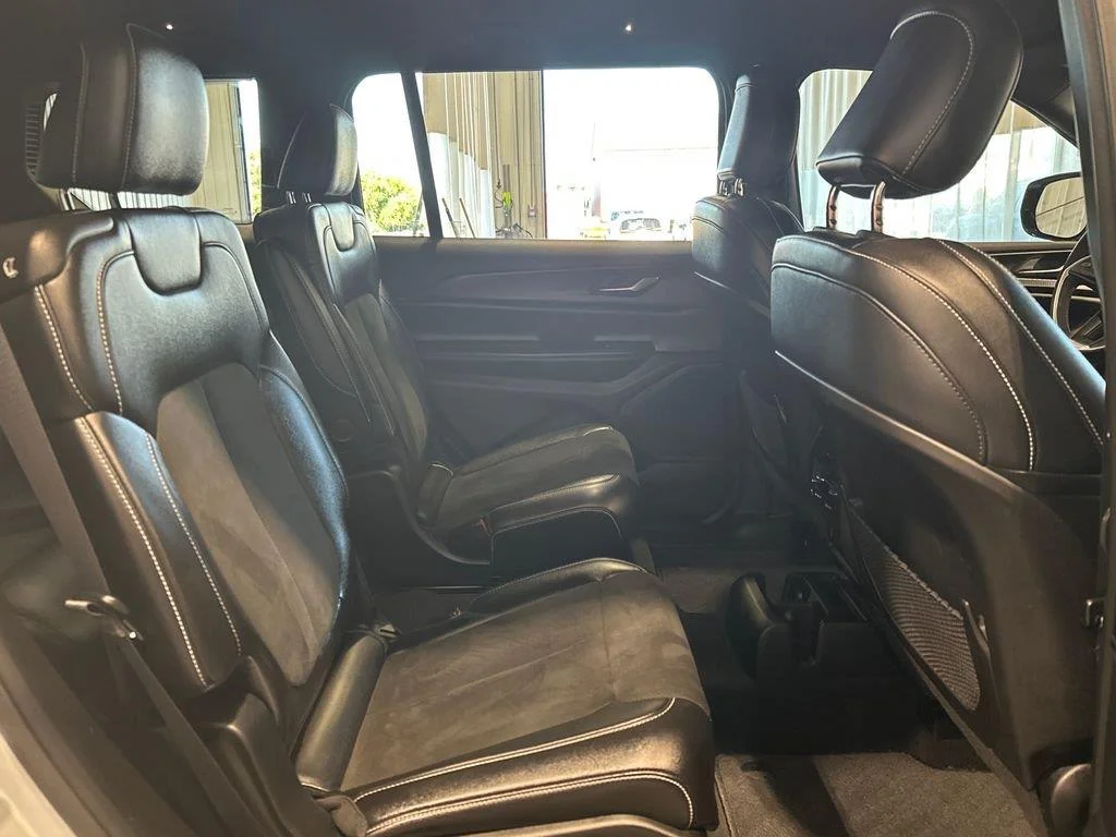 Used 2023 Silver Zynith Jeep Altitude image 32