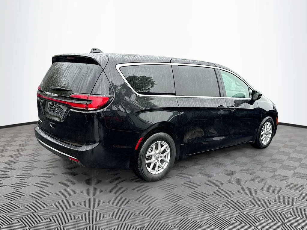 Used 2025 Black Chrysler Select image 6