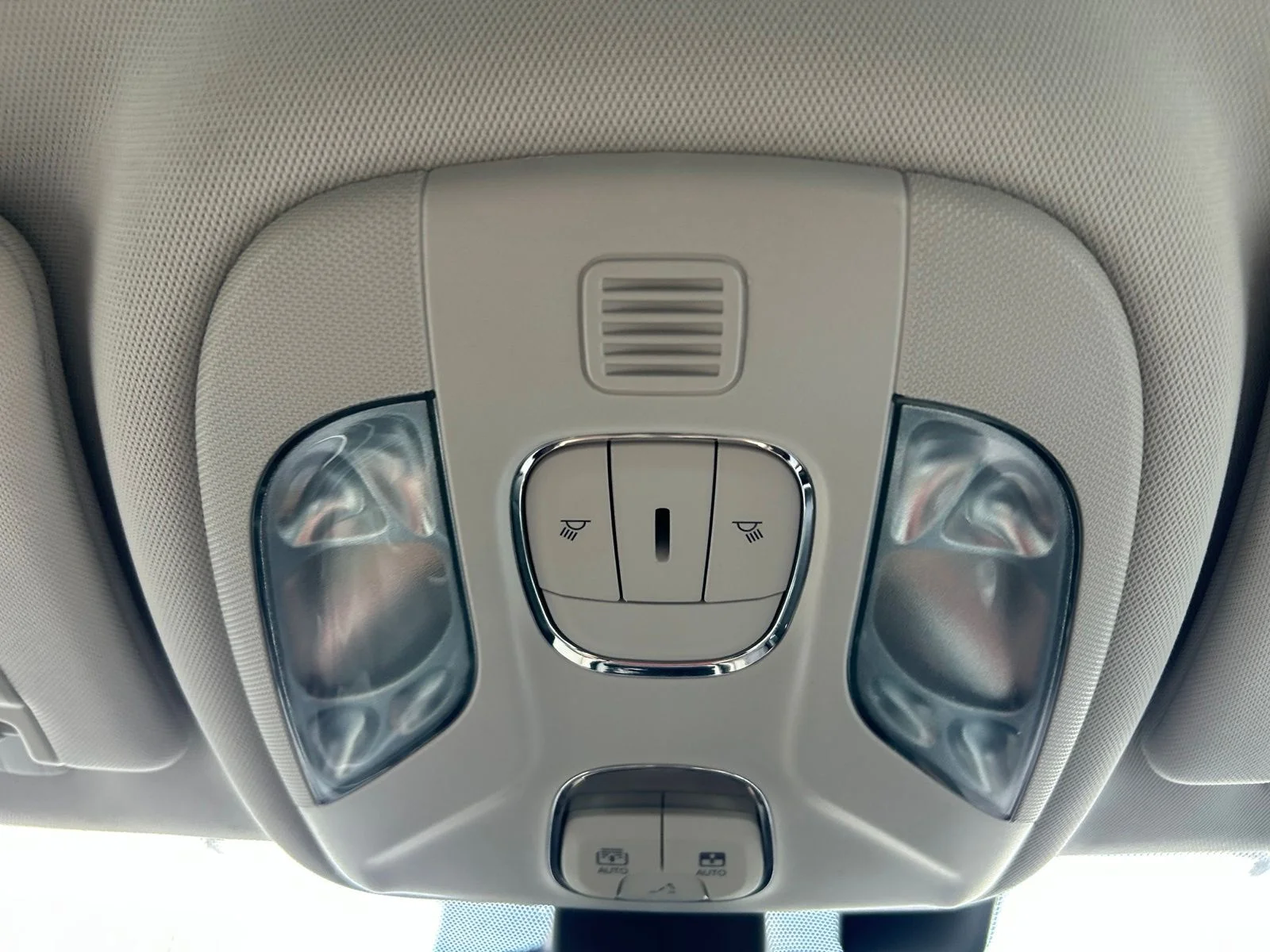 Used 2020 White Clearcoat Jeep Latitude image 32