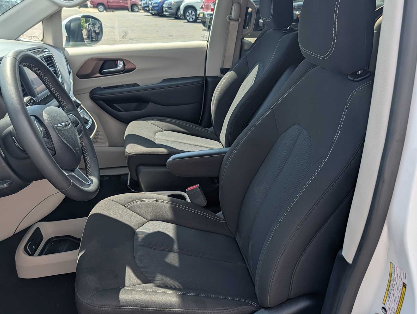 Used 2023 Bright White Clearcoat Chrysler LX image 9