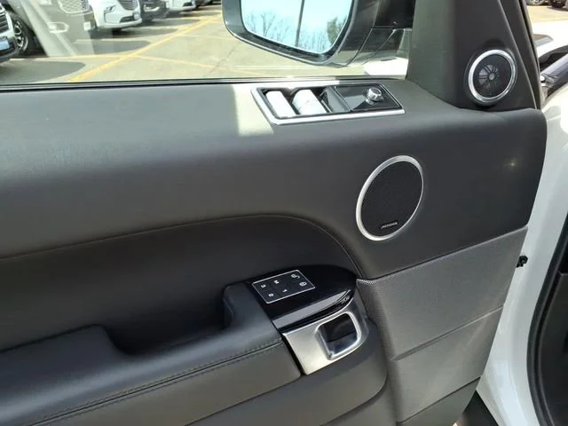 Used 2018  Land Rover HSE Dynamic image 17