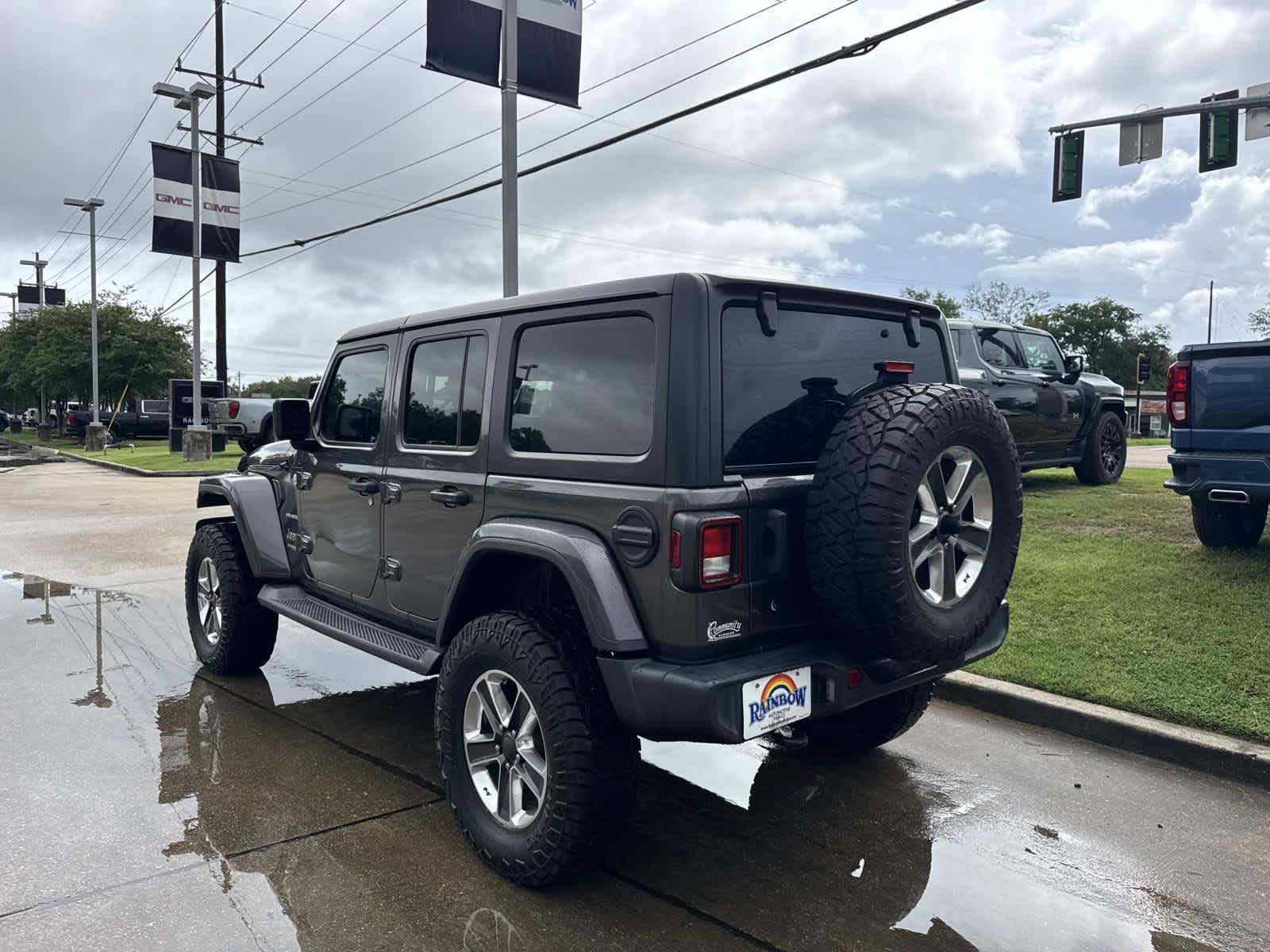 Used 2018  Jeep Sahara image 5