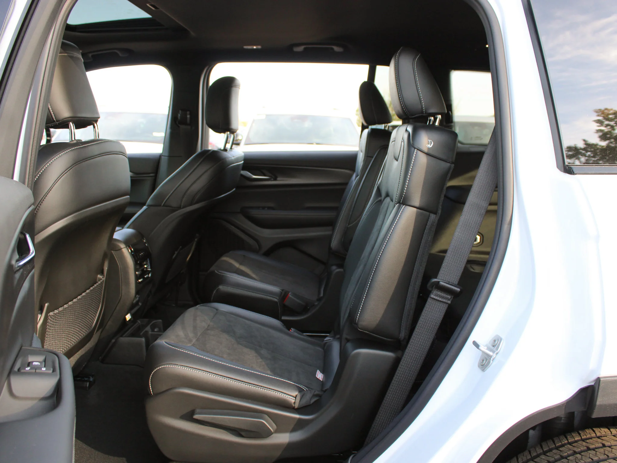 New 2025 White Jeep Altitude* 4x4, Sunroof, Heated Leather, Blind-Spot Monitoring image 10