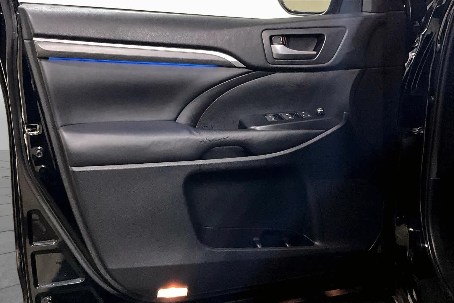 Used 2019 Midnight Black Metallic Toyota SE image 21