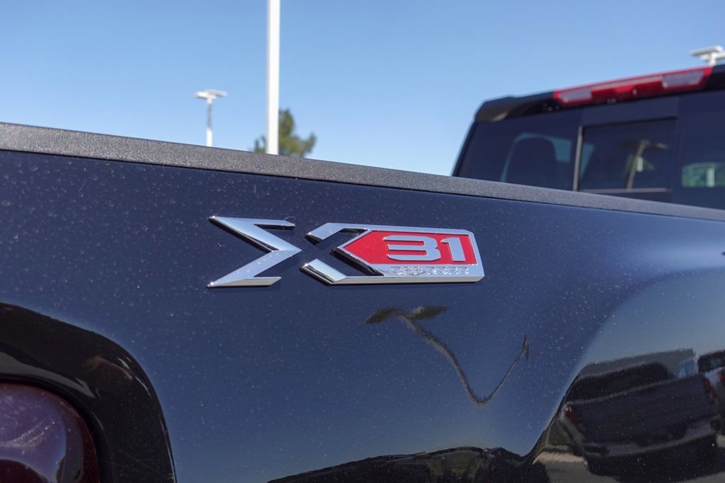 Used 2025 Onyx Black GMC SLT image 7