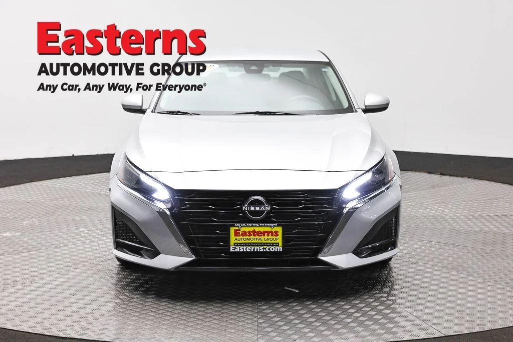 Used 2023 Silver Nissan 2.5 S image 2