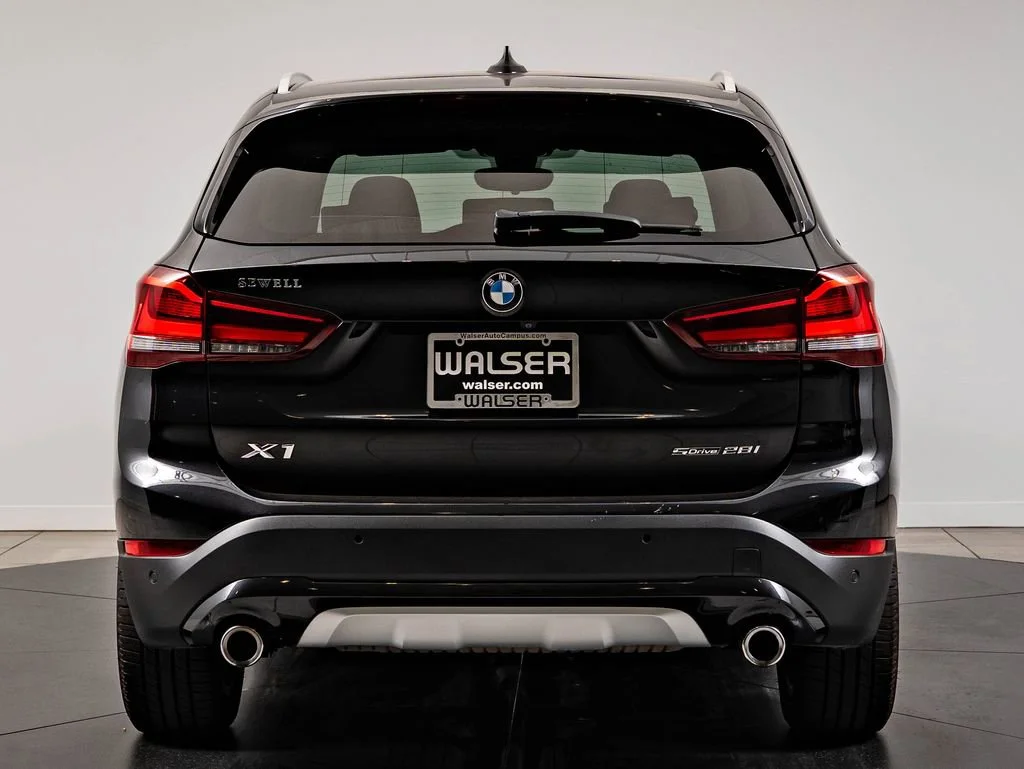 Used 2021 Black Sapphire Metallic BMW sDrive28i image 7