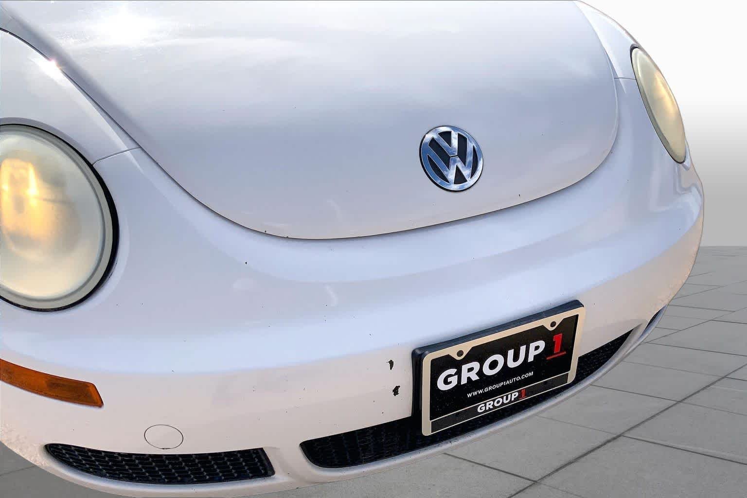 Used 2010 Candy White Volkswagen  image 27