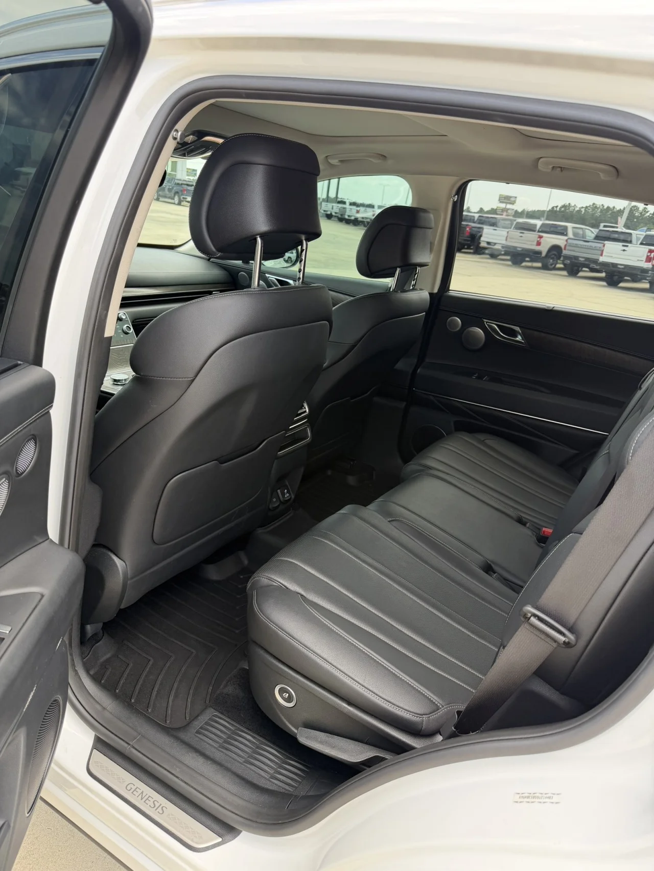 Used 2025 White Genesis 2.5T Advanced image 9
