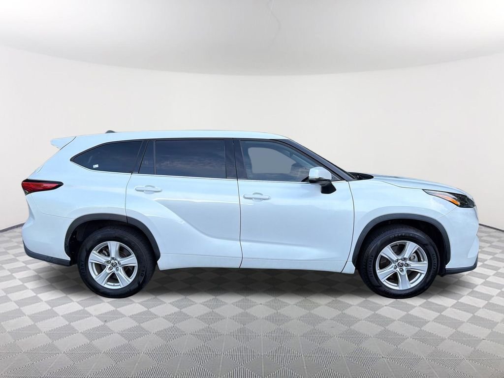 Used 2022 Beige Toyota L image 4