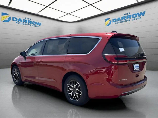 New 2027 Red Hot Pearl-Coat Exterior Paint Chrysler Limited image 3