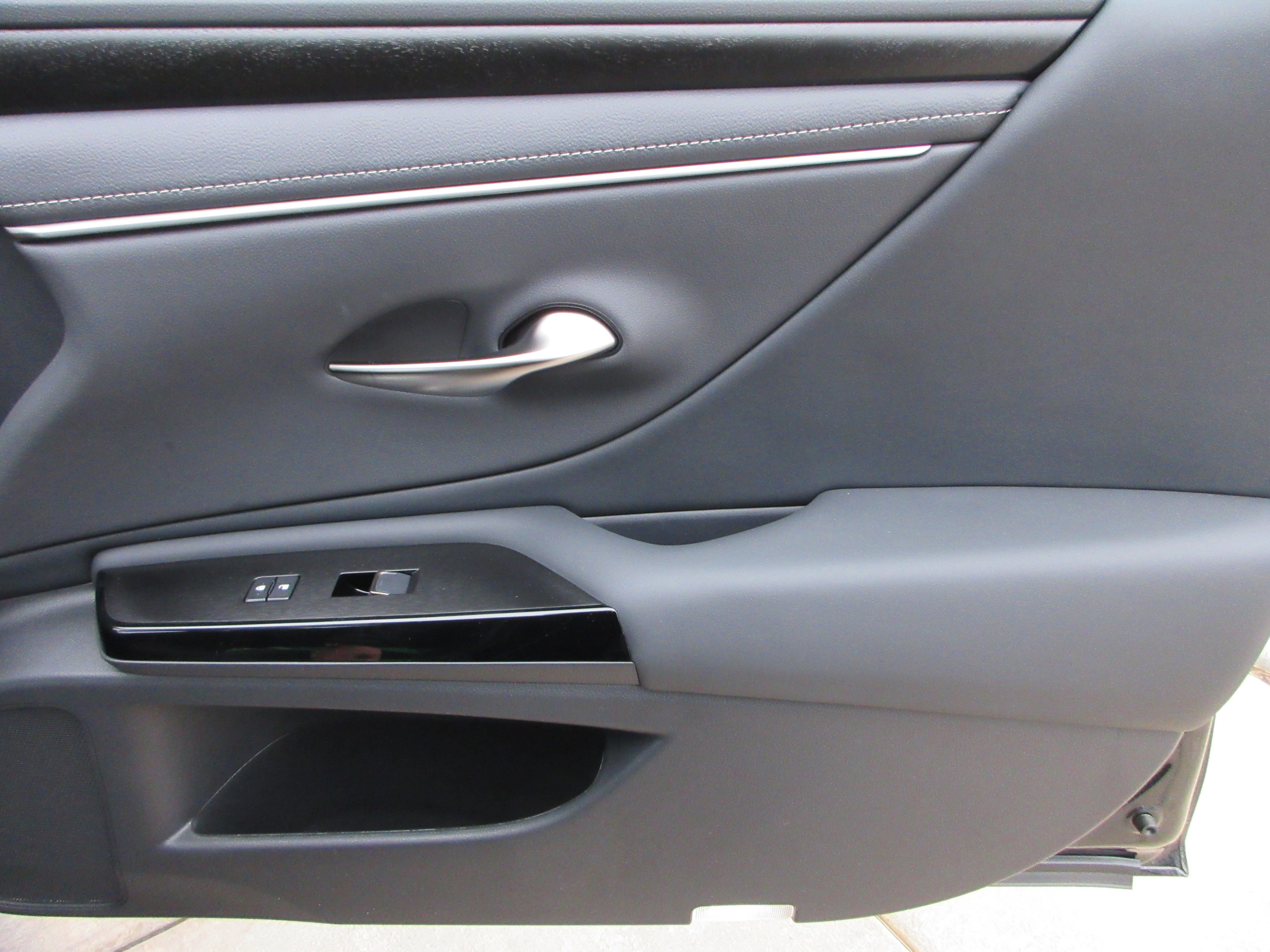 2025 Lexus ES 350 - Photo 22