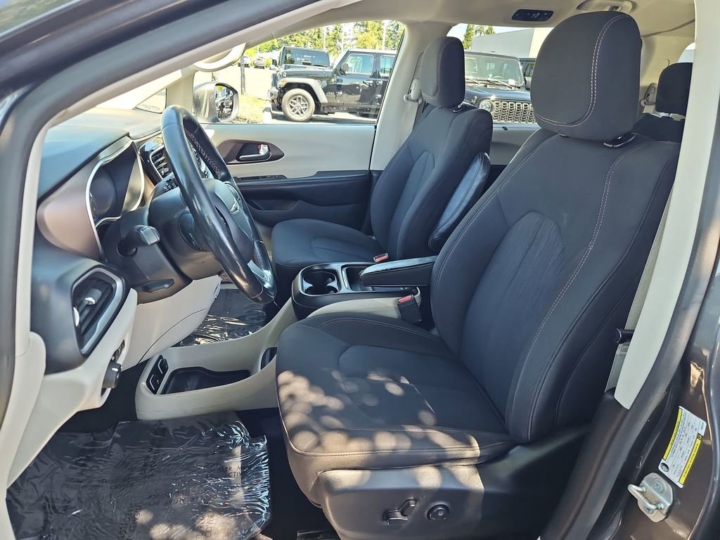 Used 2019 Granite Crystal Metallic Clearcoat Chrysler Touring Plus image 21