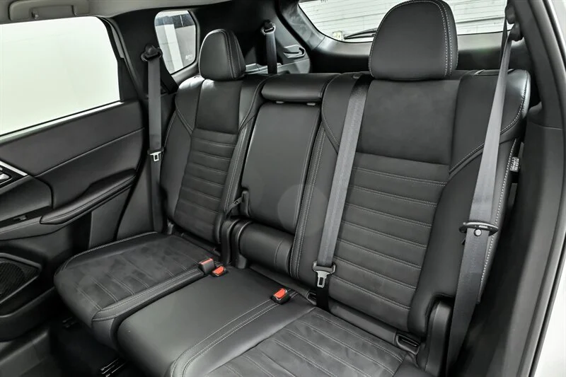 Used 2025 Alloy Silver Metallic Mitsubishi SE image 17