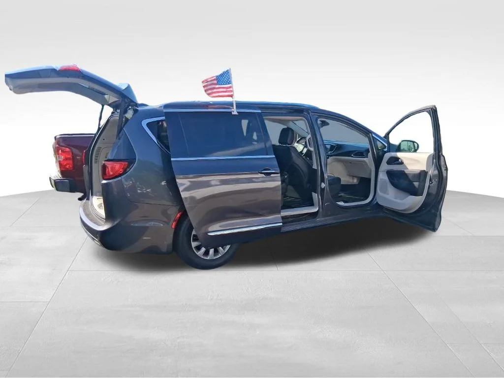 Used 2018 Gray Chrysler Touring L image 24