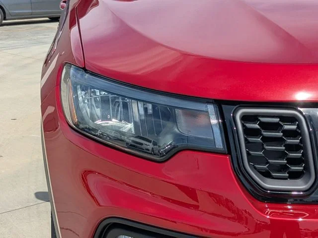 New 2026 Red Hot Pearl-Coat Exterior Paint Jeep Latitude image 10
