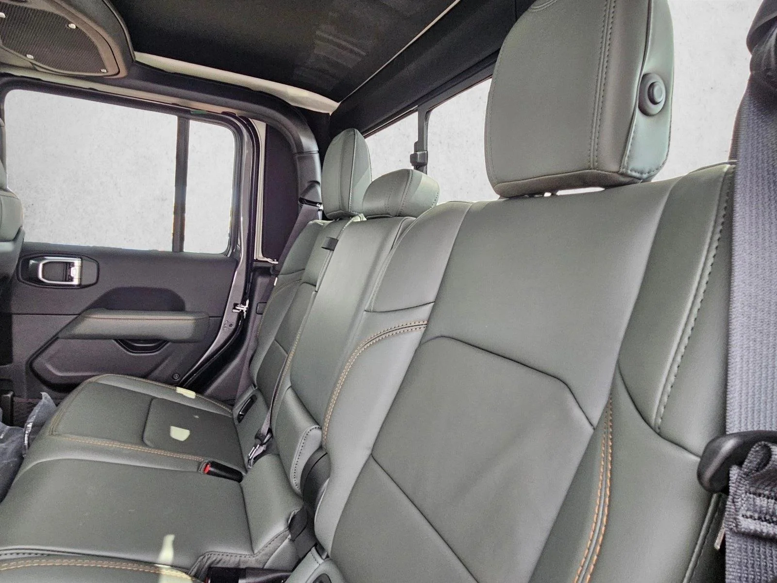 New 2026 Granite Crystal Metallic Clear-Coat Exterior Paint Jeep Mojave X image 16